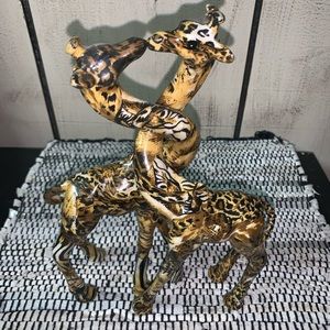 Kissing giraffe statue